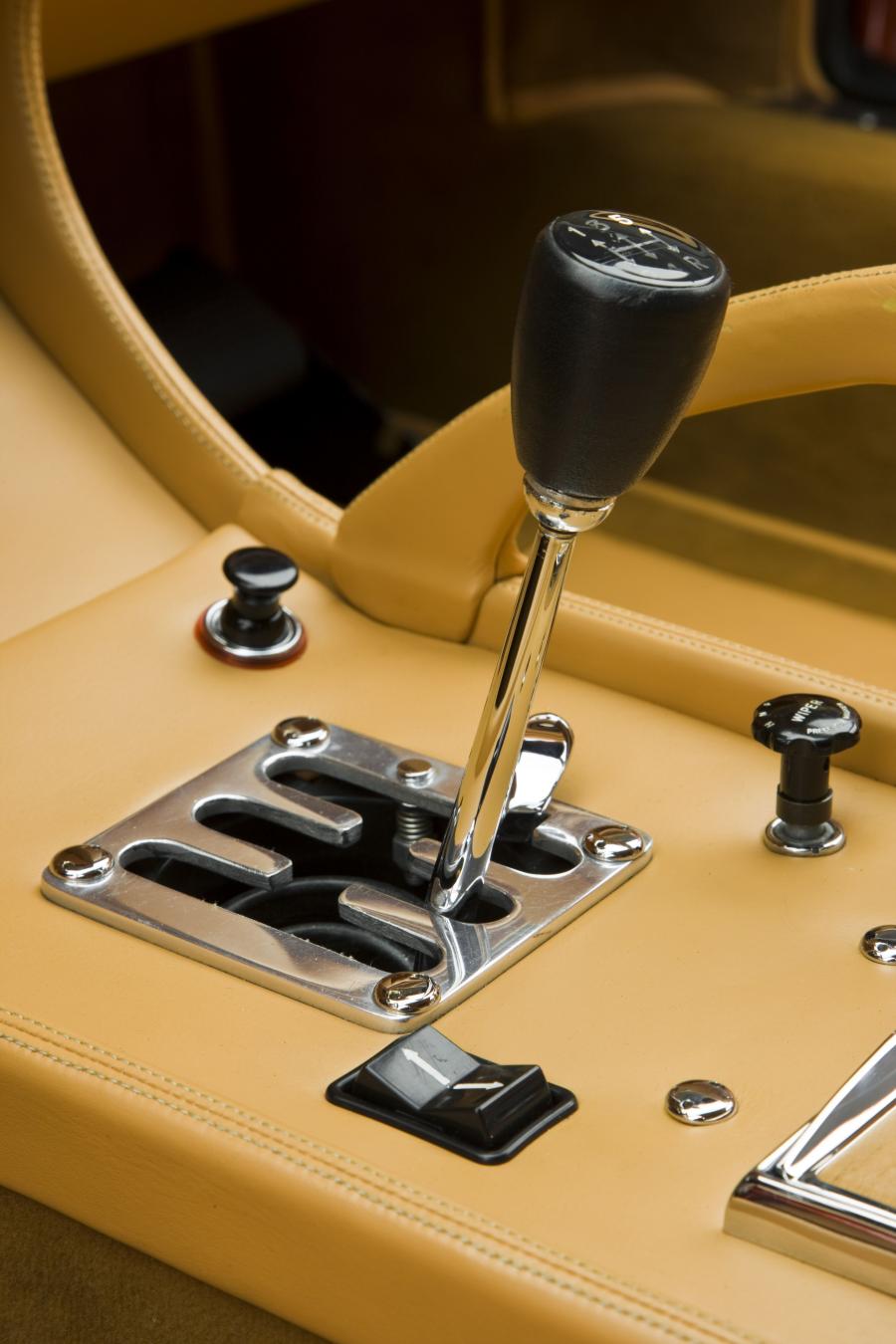 Детали интерьера Lamborghini Miura P400 SV 1971 года  (фото 40 из 46)